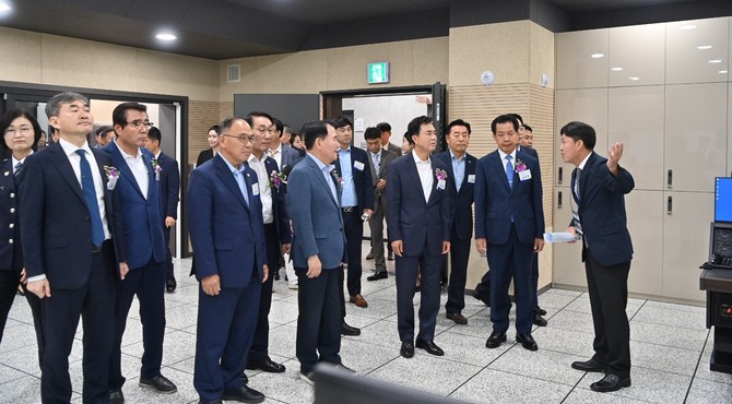한국도로교통공단 TBN 충남교통방송은 8일 내포신도시 신청사에서 개국식을 개최 후 충남교통방송 내부를 둘러보고 있다. ⓒ 충남도