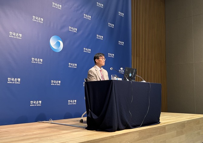 이창용 한국은행 총재가 10일 서울 중구 한국은행 본관에서 열린 금융통화위원회 본회의를 마친 후 통화정책방향 기자 간담회를 열고 취재진의 질문에 답하고 있다. = 박대연 기자