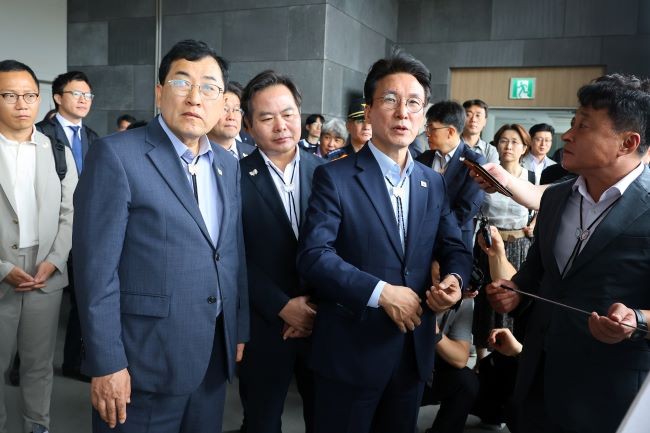11일 오전 2025 APEC 정상회의 준비 현장을 점검한 뒤, 김민석 국무총리와 주낙영 경주시장이 관계자들과 함께 브리핑을 받고 있다. ⓒ 경주시