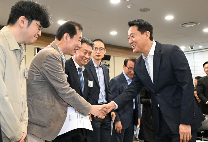오세훈 서울시장이 16일 서울시청에서 열린 '주택공급 활성화를 위한 민관정책협의회'에서 서울시 정비사업연합회 주민대표들과 인사를 나누고 있다. 서울시