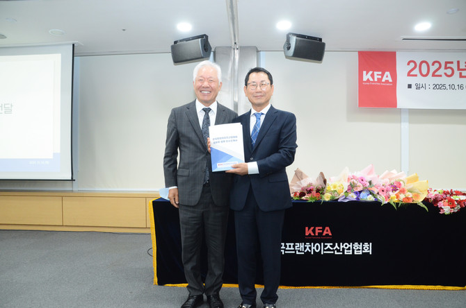 정현식 한국프랜차이즈산업협회장과 나명석 제9대 협회장 당선인(오른쪽). ⓒ 한국프랜차이즈산업협회