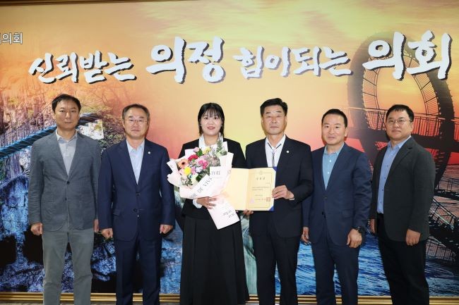 20일 오전 일반임기제 7급 정책지원관 1명을 신규 임용하고 의장실에서 임용장 수여식을 개최했다. ⓒ 포항시의회