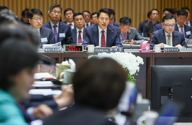 20일 서울시청에서 열린 '국회 국토교통위원회 국정감사'에서 위원들의 질의에 답하고 있는 오세훈 서울시장. 연합뉴스