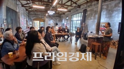 지난 19일 '빽방앗간'에서 백승휴 포토테라피가 교육생들에게