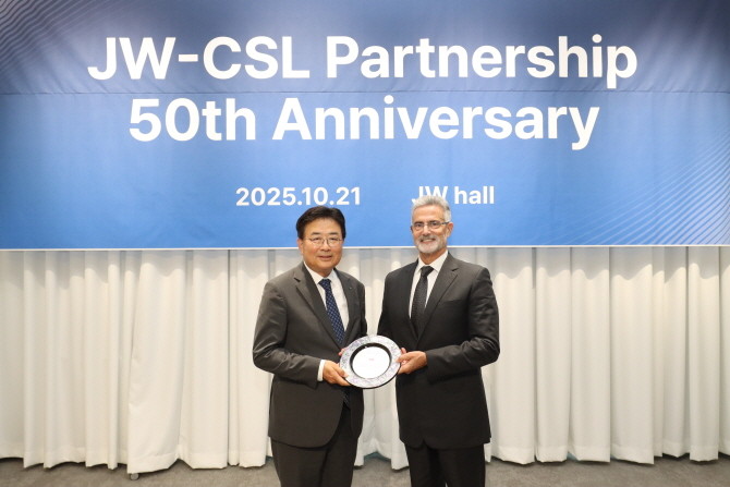 JW중외제약은 글로벌 제약사 CSL 비포(CSL Vifor)와의 파트너십 50주년을 맞아 지난 21일 경기도 과천시 소재 JW사옥에서 기념식을 개최했다.  JW중외제약