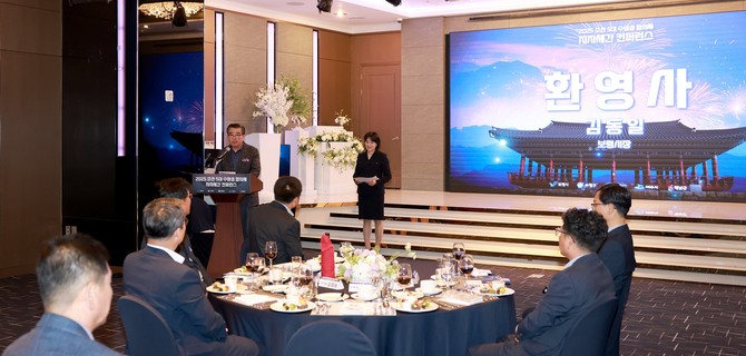 27일 대천해수욕장 일원에서 '조선 5대 수영성 협의체 지자체 간 컨퍼런스'에서 김동일 시장이 환영사를 하고 있다. ⓒ 보령시