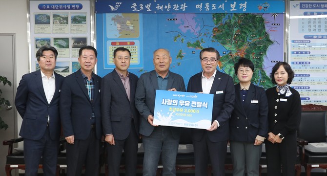 왼쪽 세번째부터 김혁연 장애인보호작업장 시설장, 이수호 보령우유 대표, 김동일 보령시장, 이미화 명천실버복지관 관장. ⓒ 보령시