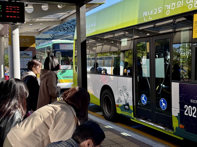 28일 경주역 버스정류장에서  '경주역-시청-보문단지'를 연결하는 셔틀버스 이용객들이 승차를 기다리고 있다. = 김주환 기자