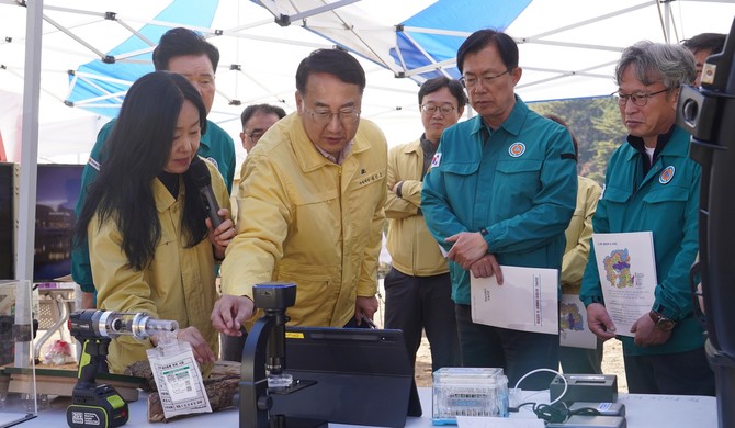 15일 영천시 화남면 소나무재선충병 방제사업지에서 감염 진단키트 활용 방법에 대한 설명을 듣고 있다. ⓒ 산림청