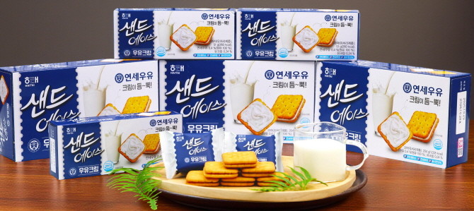 해태제과는 생크림빵으로 MZ세대의 입맛을 사로잡은 연세우유와 협업해 샌드에이스의 16번째 시리즈 '우유크림'을 출시했다. 해태제과
