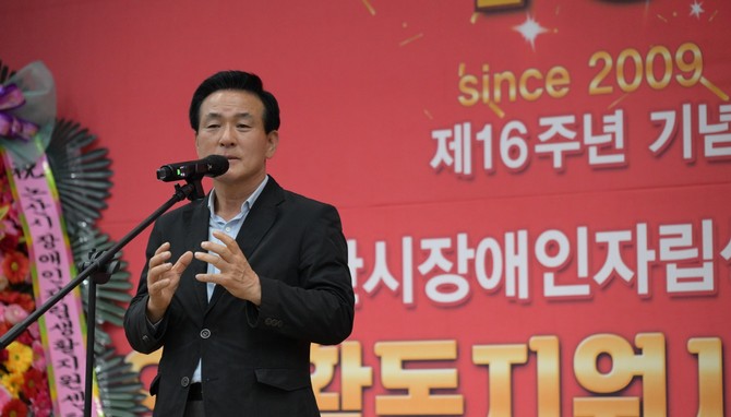 지난 14일 '부정수급 예방의 날, 화합의 밤' 행사에서 축사를 하고 있는 백성현 논산시장. ⓒ 논산시