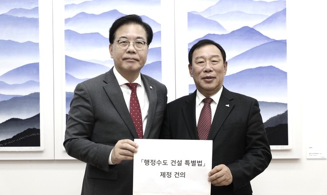 왼쪽부터 송언석 국민의힘 원내대표, 최민호 세종시장. ⓒ 세종시