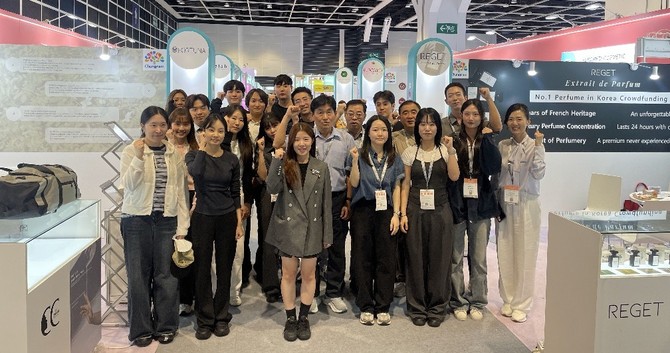 도가 도내 8개 화장품 기업과 함께 아시아 최대 미용 전시회인 '2025 홍콩 코스모프로프'에 참가해 홍보부스 앞에서 기념촬영을 하고 있다. ⓒ 충남도