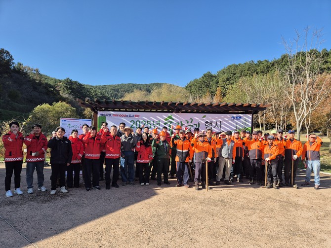 통영시가 숲가꾸기 기간을 맞아 용남면 세자트라숲에서 2024년 식재한 동백나무 조림지를 중심으로 숲가꾸기 활동을 진행하고 기념촬영을 하고 있다. ⓒ 통영시