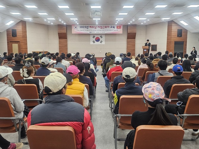 통영시가 굴수하식수협 대회의실에서 하반기 외국인 계절근로자(결혼이민자 가족초청) 교육을 실시하고 있다. ⓒ 통영시