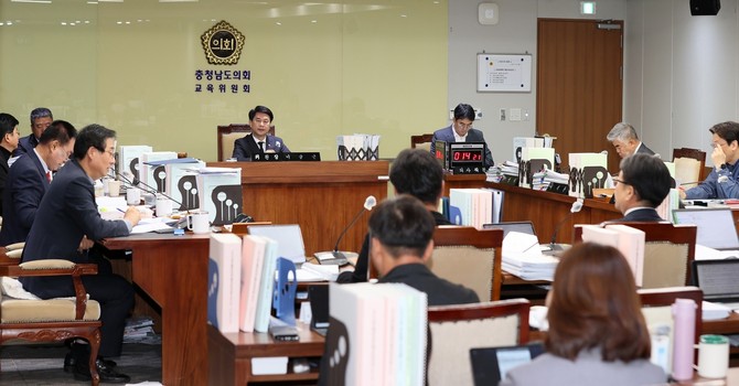 17일 공주·논산계룡·금산·부여 교육지원청을 대상으로 2025년도 행정사무감사를 실시하고 있다. ⓒ 의회사무국