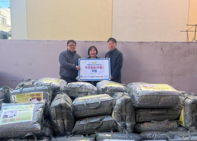 경주시가 이웃돕기 최우수기관으로 선정돼 받은 포상금으로 동절기 한파로 어려움을 겪는 취약계층 100가구에 겨울 이불을 지원하는 전달식을 가졌다. ⓒ 경주시