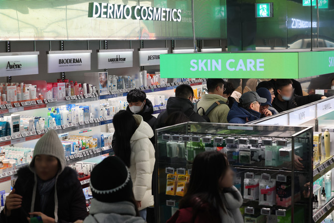 지난 1월 서울의 한 화장품 매장. ⓒ 연합뉴스