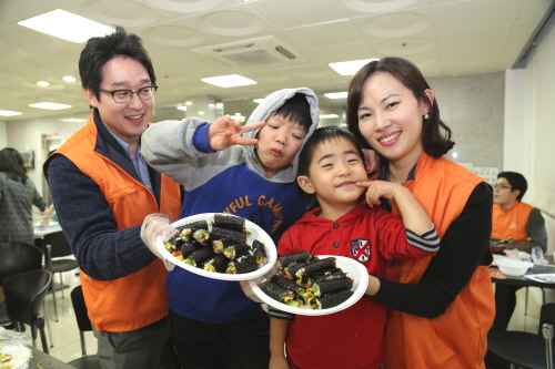  한화손해보험 봉사단원들이 20일 오후 동작구 삼성농아원에서 청각장애아동들과 '요리교실' 프로그램에 참여한 뒤 기념촬영을 하고 있다. ⓒ 한화손해보험