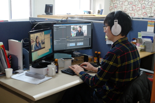  열린북한방송 직원이 영상을 편집하고 있다. = 하영인 기자
