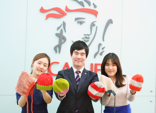  '신생아 모자뜨기 캠페인'에 참여한 PCA생명 직원들이 완성된 털 모자를 선보이고 있다. ⓒ PCA생명