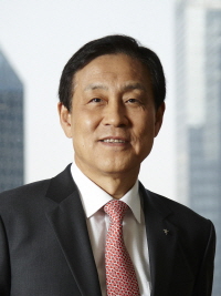  지난 4월 하나금융그룹은 회장의 연임 임기를 1년에서 3년으로 늘렸다. 이와 관련해 오는 2015년 3월 김정태 하나금융그룹 회장의 임기 만료되는 시점에서, 연임을 고려하는 김 회장의 현실적인 '보여주기 식' 할 말이 필요할 것이라는 뒷말도 무성하다. ⓒ 하나은행