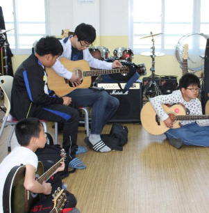 두드림 교사의 지도로 방과후학교에서 예능 교육을 받고 있는 학생들. ⓒ 두드림