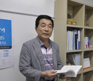 윤선근 두드림 대표는 교육 현장에서 낮은 자세로 학생들을 지도하는 것을 천직으로 여겨 왔다. = 임혜현 기자