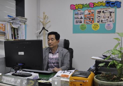 지금도 아침 일찍부터 늦은 시간까지 책을 읽고 교육 관련 정보를 얻는다. 두드림의 연수 프로그램을 오프라인 연수 뿐만 아니라, 항시 이용이 가능한 온라인 영역으로까지 확장할 계획도 세워 후배 교사들이 부지런히 교수법을 연마하도록 할 생각도 갖고 있다. = 임혜현 기자