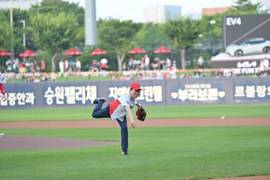 [포토] 정기명 여수시장, 3일 광주 프로야구 시구