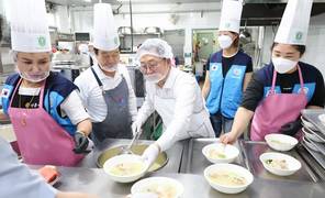 [포토] 하람봉사단, 초복 맞이 사랑의 급식 봉사…