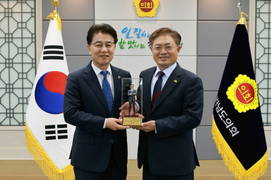 [포토] 전남도의회 김태균 의장 '제1회 자랑스런 우리 도의원상' 수상