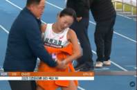 [숏폼] 마라톤 완주한 女선수에 과도한 신체접촉? 논란 장면 보니...