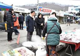 군위군의회, 의흥시장서 설맞이 장보기 행사 진행