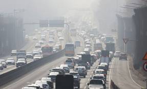 '설 연휴 둘째 날' 고속도로 곳곳서 귀성길 정체