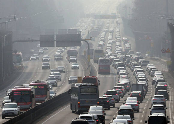 설 귀성·귀경 행렬 본격화…고속도로 정체