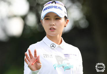 [포토] 박현경, 정규투어 200번째 대회서 평균타수 1위 복귀