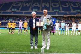 [포토] 전갑수 광주체육회장, 광주FC 감사패 수상
