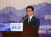 與,  李 기자회견에 