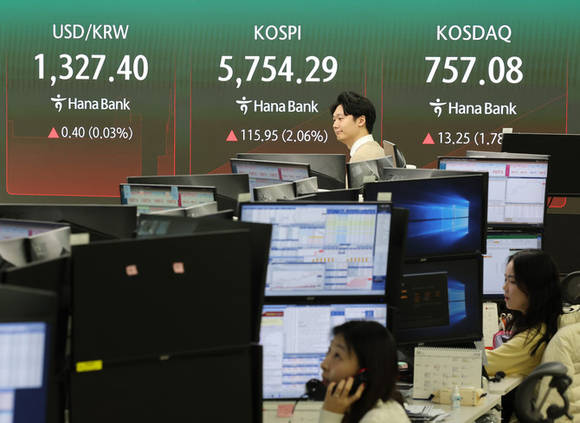'반도체 불기둥' 코스피 5900선 돌파