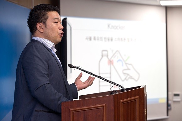이성주 한국과학기술원(KAIST) 전산학부 교수가 1일 오전 세종특별자치시 세종파이낸스센터 과기정통부 기자실에서 '스마트폰으로 두드려 사물을 인식하는 신기술 개발' 관련 발표를 하고 있다. ⓒ 과학기술정보통신부