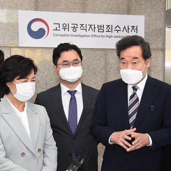 독립기관임을 표방했던 고위공직자범죄수사처(공수처)가 행정부의 기관문양을 사용한 사실이 드러났다. 사진은 이낙연 더불어민주당 대표가 14일 공수처 입주공간을 방문했을 당시. ⓒ 연합뉴스