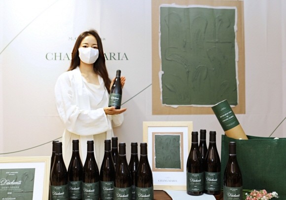 롯데백화점은 프랑스 친환경 와이너리 '엠샤푸티에'와 '장마리아' 아티스트가 협업한 '엠샤푸티에 데샹트 아티스트 레이블'을 한정 판매한다. © 롯데백화점