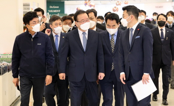 지난 16일 오전 경기도 용인 이마트 죽전점에서 열린 이마트 카페마을 1호점 개소식에 참석한 김부겸 국무총리. © 연합뉴스