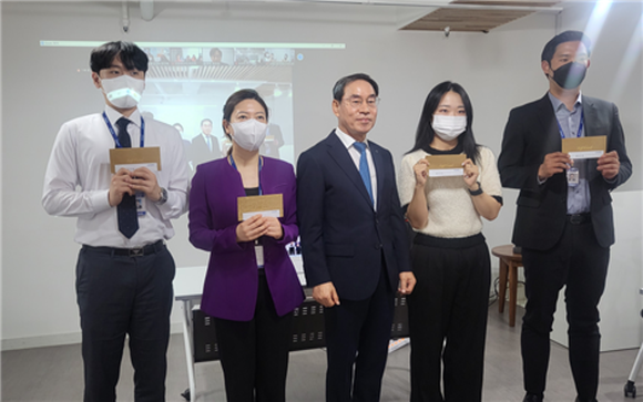 인재서비스 대표기업 스탭스가 치사랑 활성화를 위한 '미·감·사' 우수사례 수상식을 진행했다. 좌측부터 하승호 스탭스 HS사업부 사원·우정민 경영기획실 차장·박천웅 대표이사·허미선 청년취업지원사업부 사원·채동민 국민취업지원사업부 대리. ⓒ 스탭스