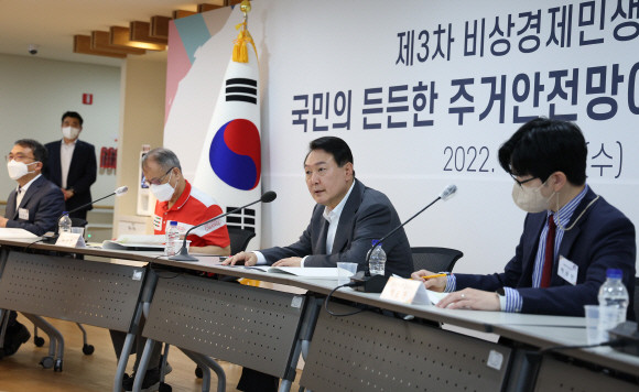 윤석열 대통령이 20일 오후 성남 분당 목련마을 주공1단지 아파트 중탑종합사회복지관에서 열린 제3차 비상경제민생회의에서 발언하고 있다. © 연합뉴스