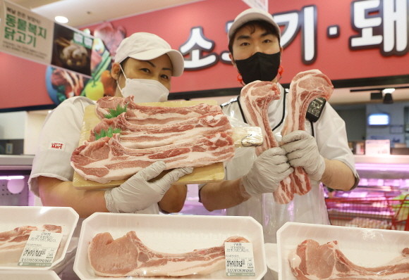 롯데마트가 대형마트 업계 최초로 뼈삼겹등심 '고인돌 삼겹살'을 출시한다. © 롯데마트