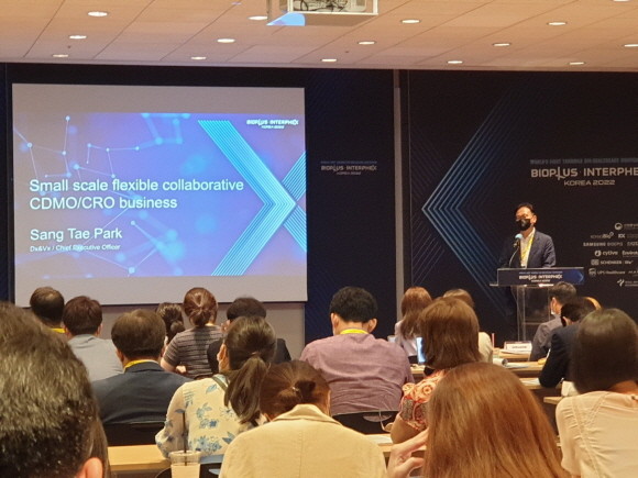 4일 서울 코엑스에서 진행 중인 '바이오플러스-인터펙스 2022 코리아'에서 박상태 디엑스앤브이엑스 대표가 'CDMO 사업확장 전략' 세션을 발표하고 있다. © 디엑스앤브이엑스