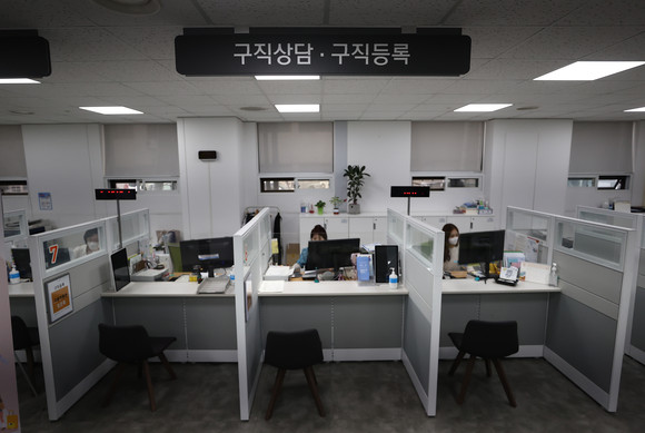 중장년새출발카운슬링 사업이 고용노동부의 홍보 부족과 참여기업과의 소통 부재로 벌어진 '탁상행정'이라는 비판을 받고 있다. ⓒ 연합뉴스