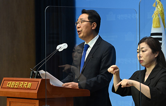 윤영찬 더불어민주당 의원은 22일 최고위원 후보에 사퇴하겠다고 밝히면서 송갑석 더불어민주당 의원을 지지했다. ⓒ 연합뉴스